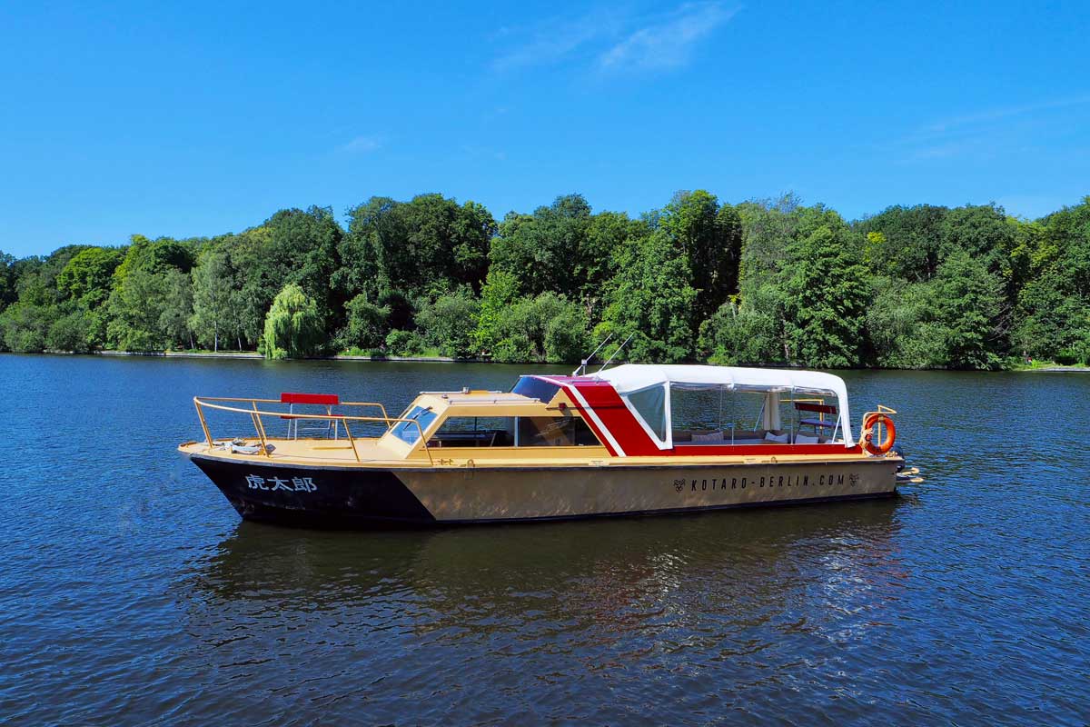 Luxuriöse Speisen und Getränke höchster Qualität bei einer Charterfahrt mit unserem Boot Kotaro für einen ganz besonderen Anlass.