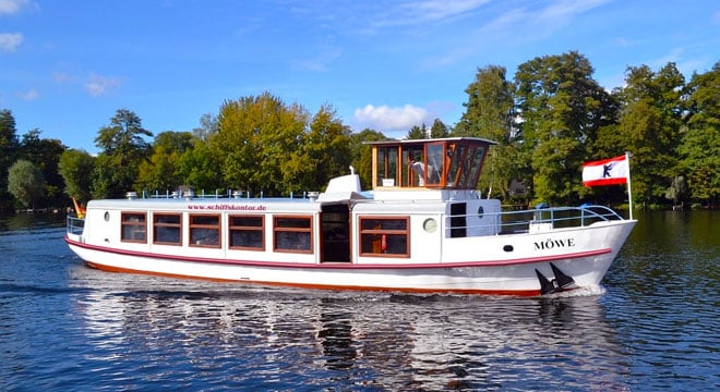 Chartern Sie ein Boot und lassen Sie Berlin an sich vorbeiziehen. Bei Regen im gemütlichen Salon, bei Sonnenschein auf dem Achterdeck unserer Möwe.