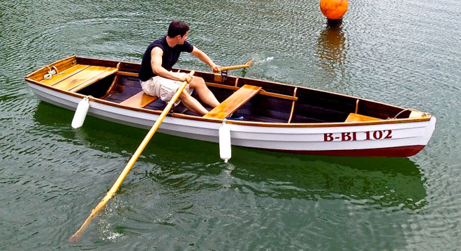 Bewegung tut gut und rudern ist gut für das Klima – mieten Sie ein Ruderboot in Berlin und greifen Sie auf der Spree zu den Paddeln.
