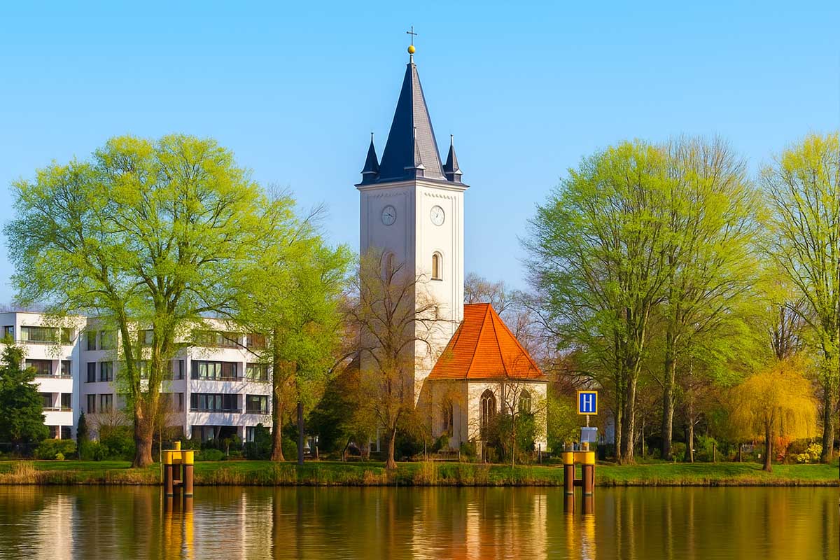 Die evangelische Dorfkirche Stralau ist die älteste Kirche des Ortsteils Friedrichshain © wikimedia Ansgar Koreng