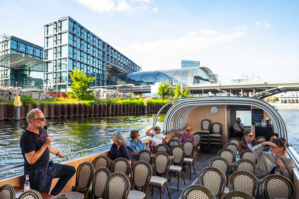Erleben Sie Berlin vom Wasser aus! Spreefahrt am Berliner Hauptbahnhof, Foto: Lidia Tirri